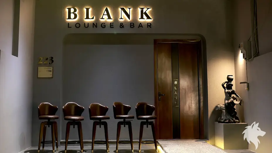 라운지 바 입구와 대기석