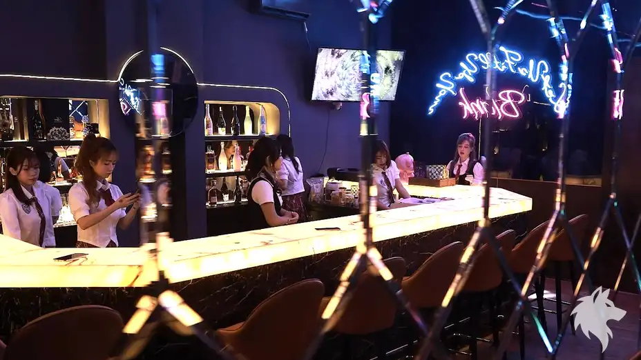 서빙을 준비하는 바 직원들