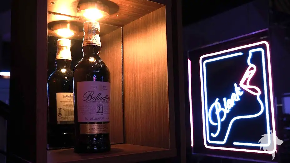 진열장 속의 위스키 병