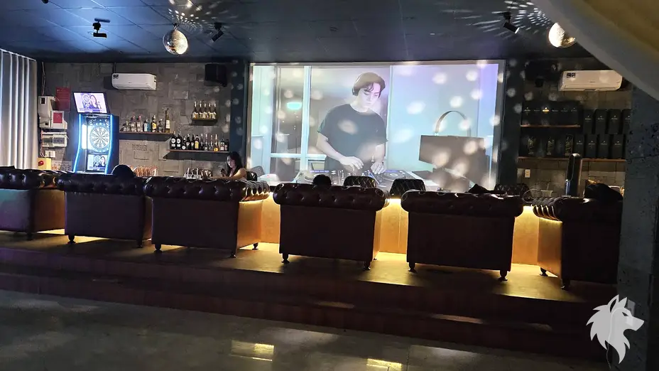 대형 스크린 앞 가죽 소파