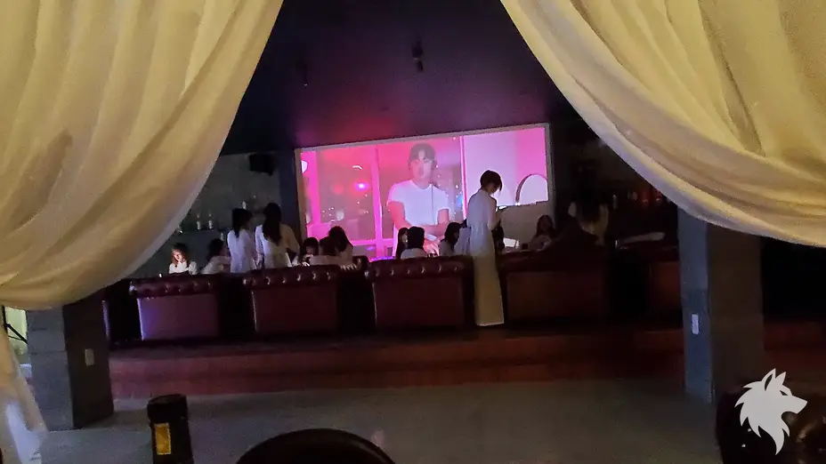 흰색 아오자이를 입은 직원들