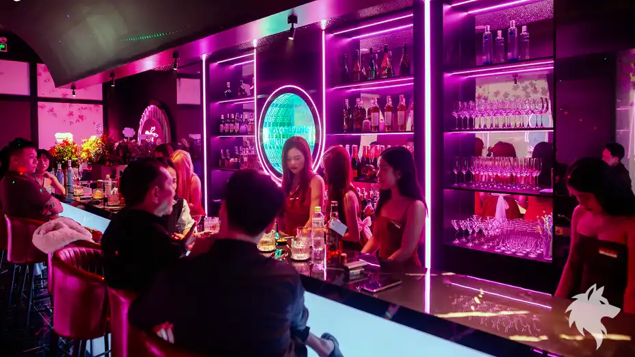 네온 조명 아래의 바 테이블