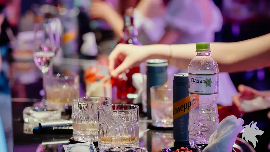 바 위에 놓인 물과 음료