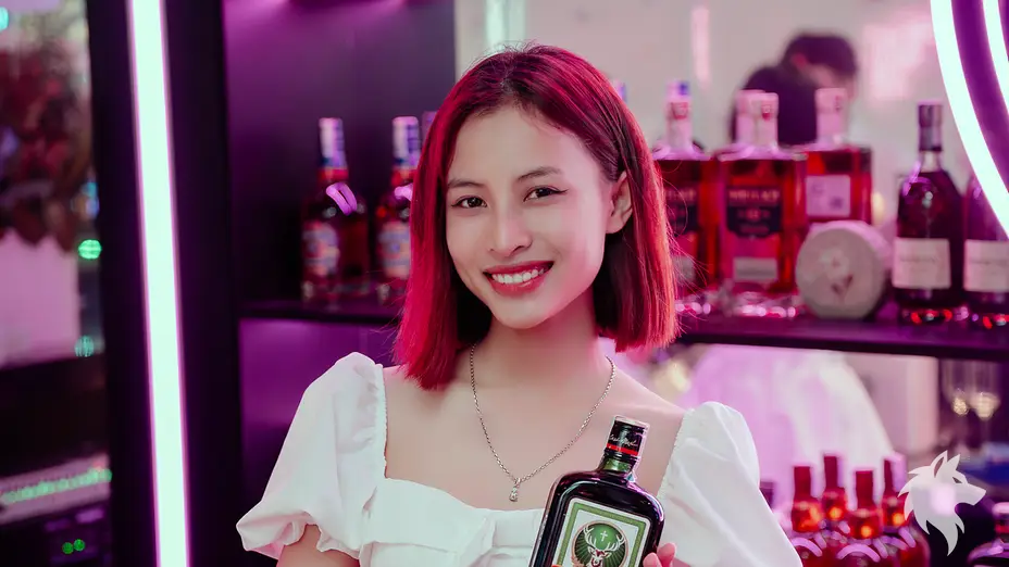 술병을 들고 웃는 직원