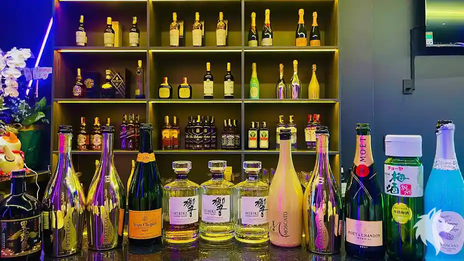 진열대에 놓인 다양한 양주병들