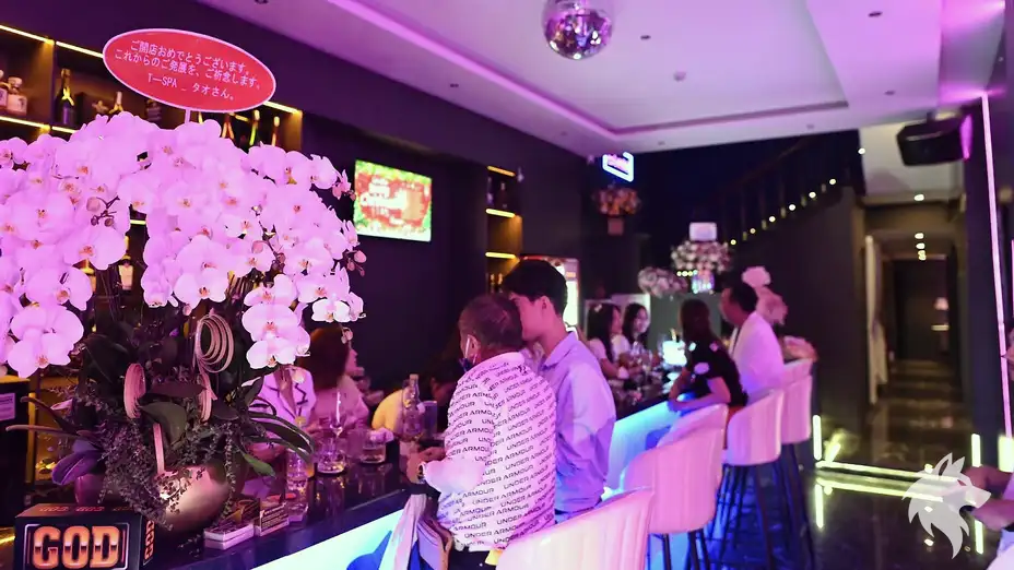 보라색 조명의 바 내부 전경