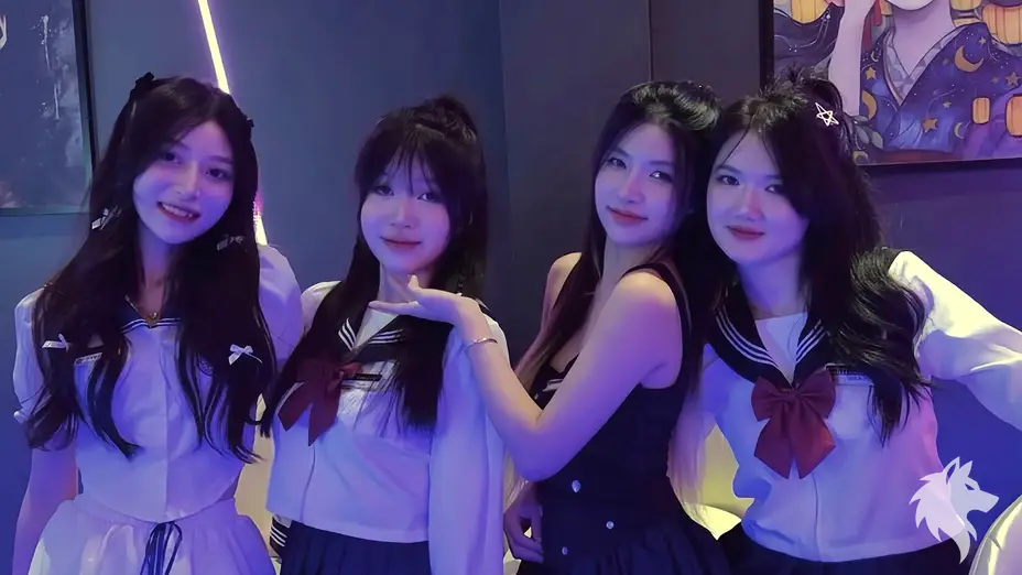 교복 스타일 유니폼을 입은 직원들