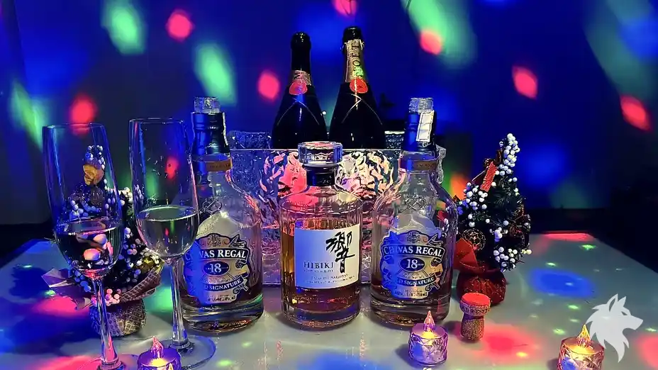 조명 아래 놓인 술병들