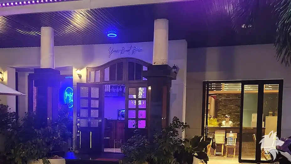 조명이 켜진 바 입구