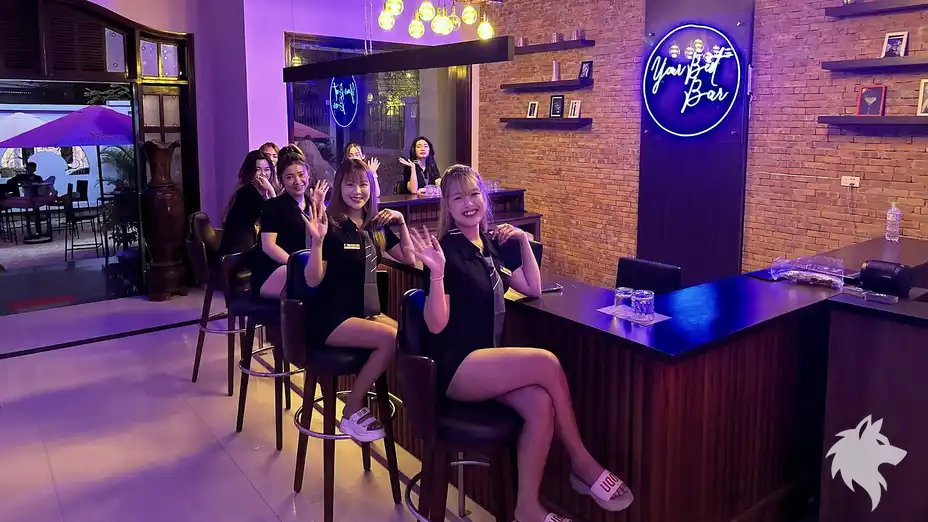 바 카운터의 직원들