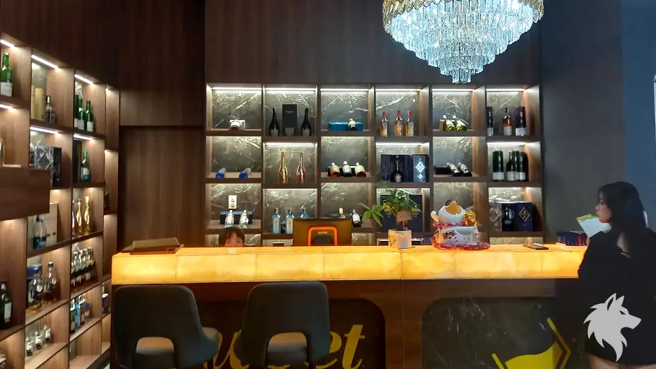 진열장 앞 바 테이블