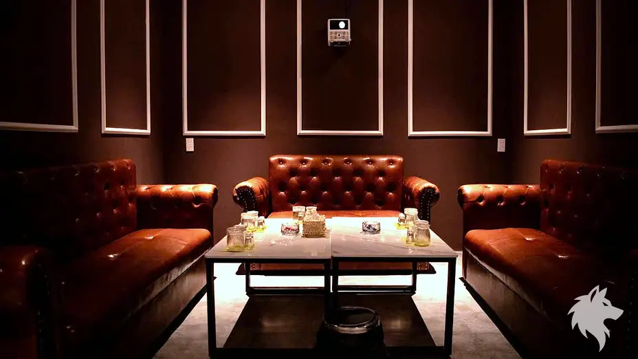 가죽 소파와 대리석 테이블