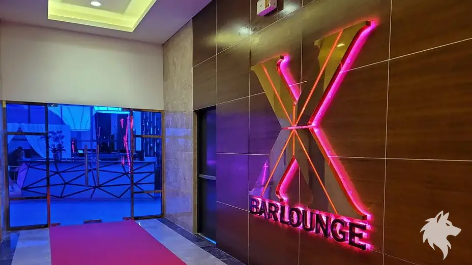 바 라운지 입구 간판