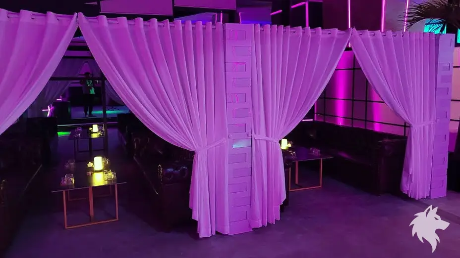 커튼으로 구분된 프라이빗 좌석