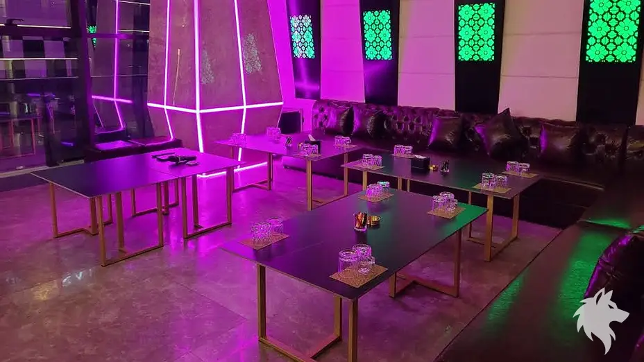 대기 중인 빈 테이블 세트