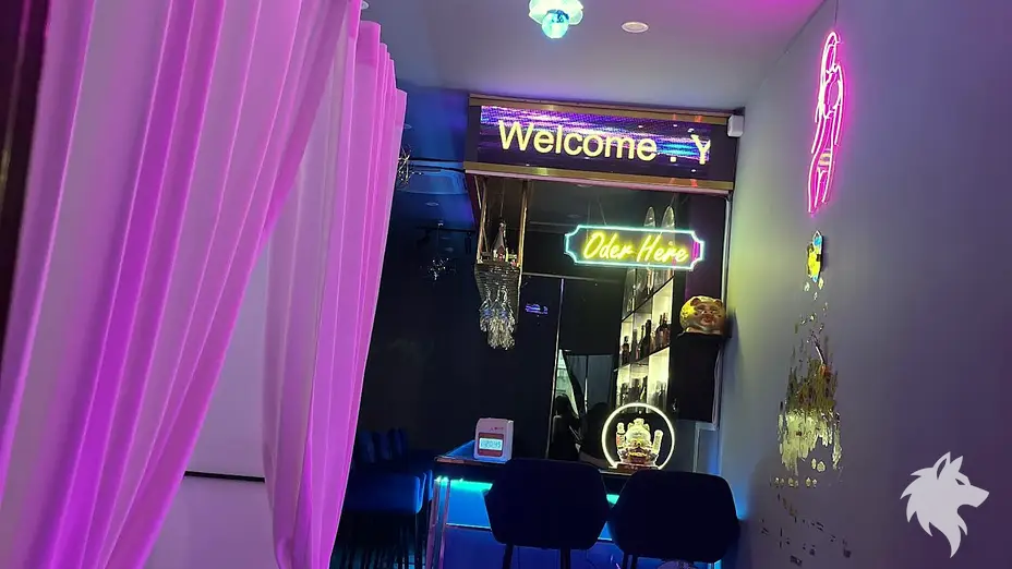 입구 복도와 네온사인