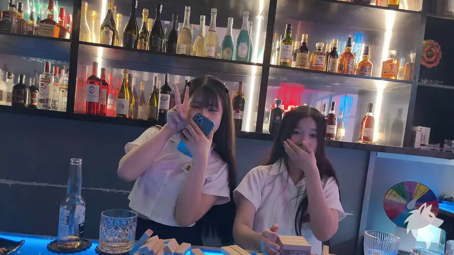 보드게임을 즐기는 바 내부