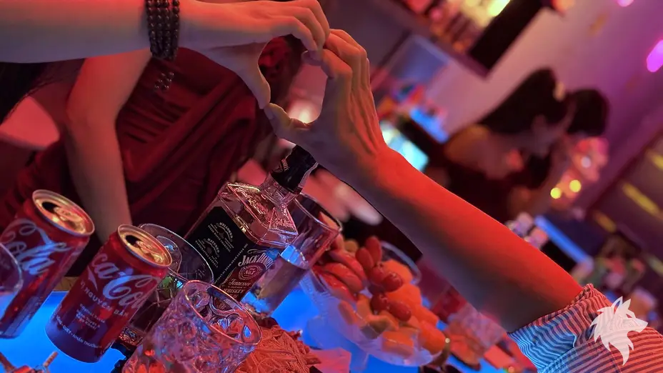 손님과 직원의 손하트