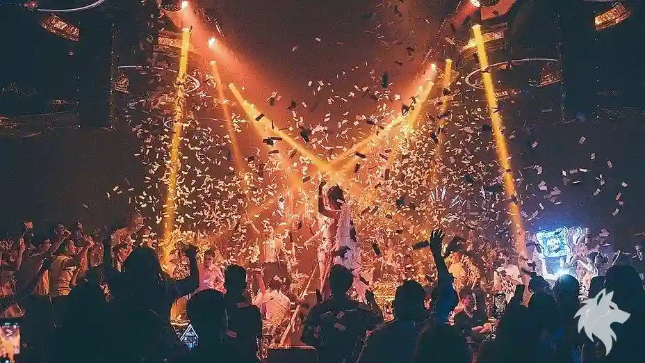 무대 위 날리는 종이꽃 가루