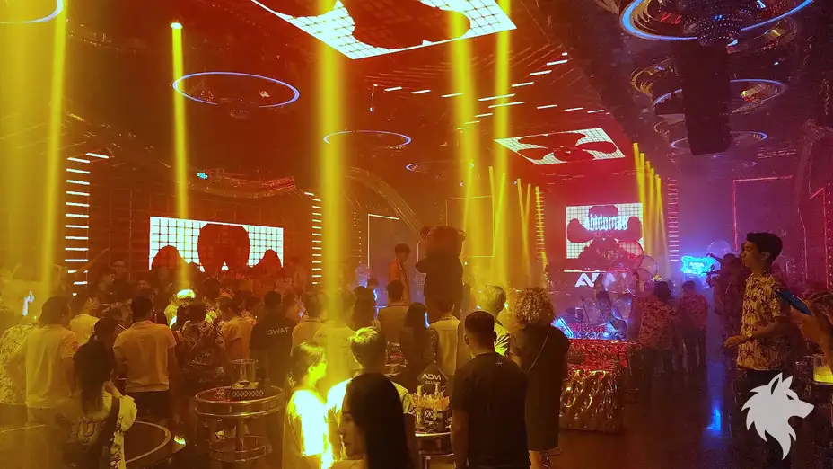 음악을 즐기는 클럽 인파