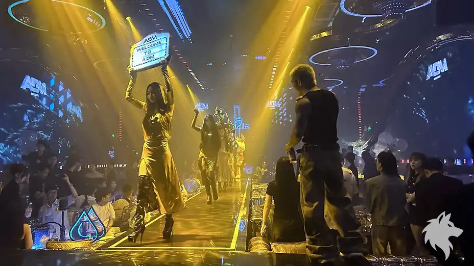 무대 위 행진하는 모델들