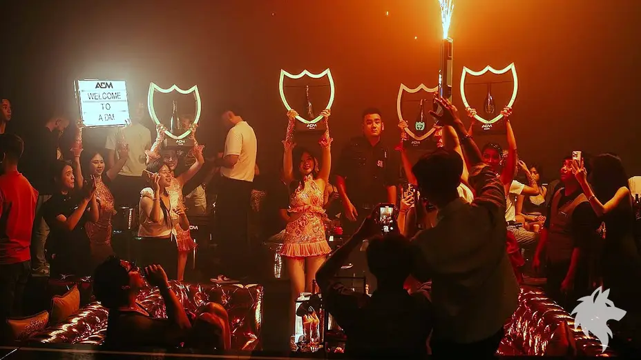 샴페인을 들고 있는 직원들