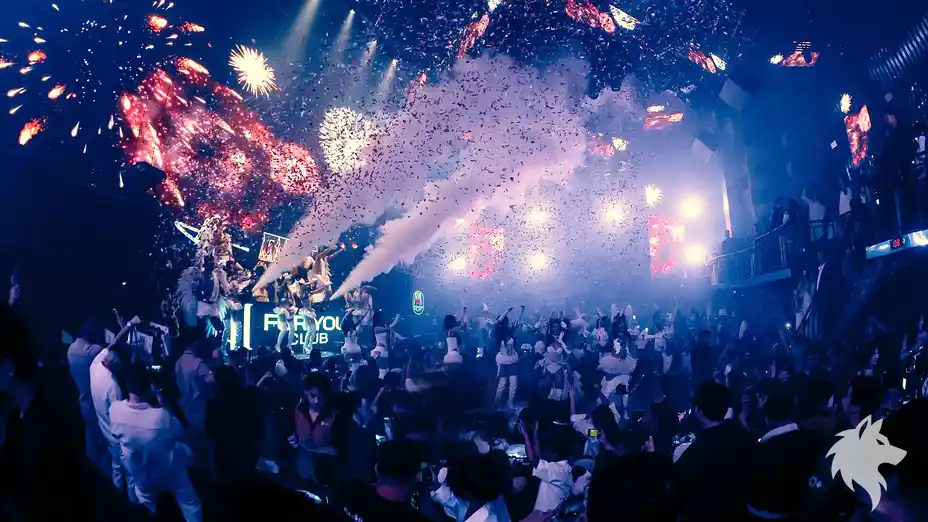 특수 효과가 연출된 클럽 전경