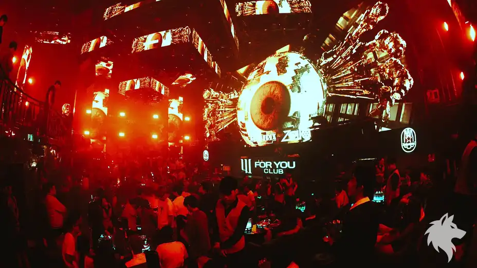 눈 모양 스크린과 붉은 조명