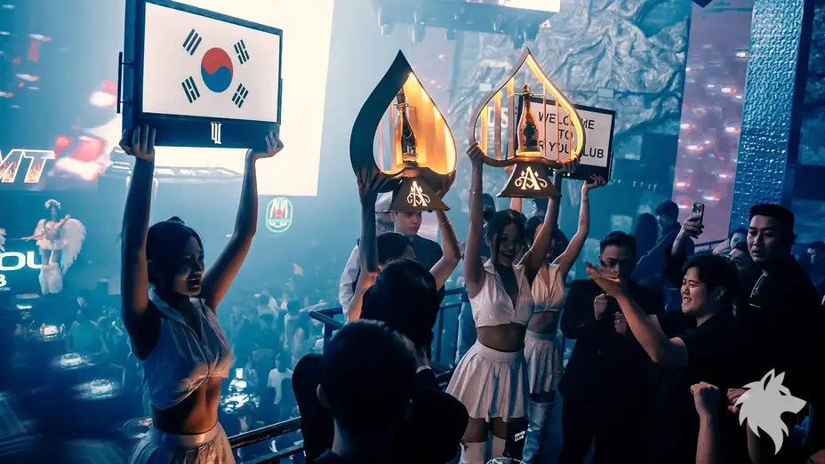 태극기로 환영하는 클럽 직원들