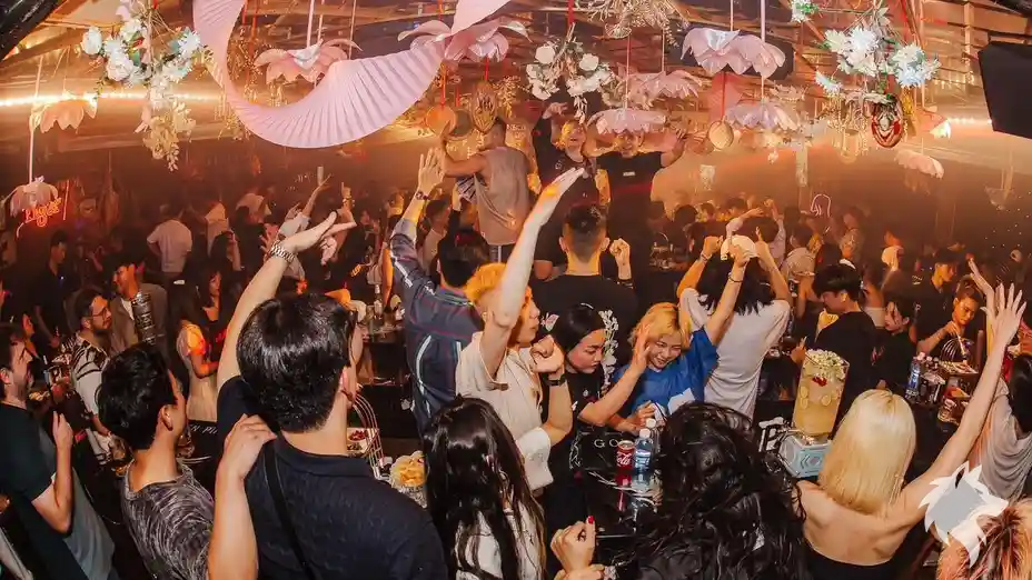 플로어에서 춤추는 사람들