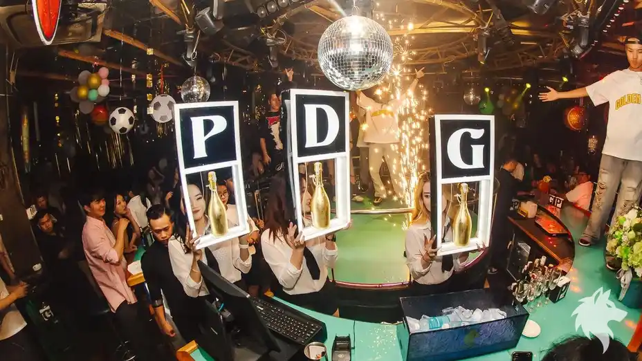 샴페인 조명을 든 직원들