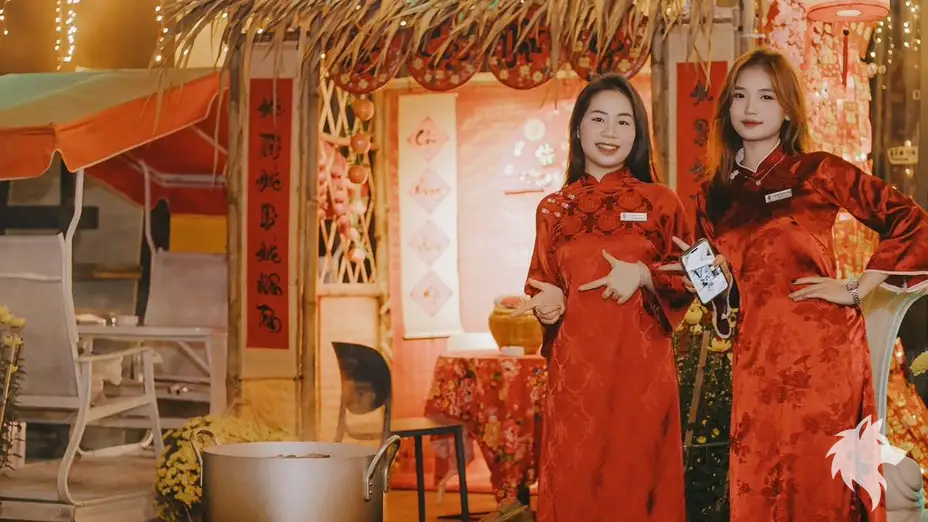 붉은 전통 의상을 입은 여성들