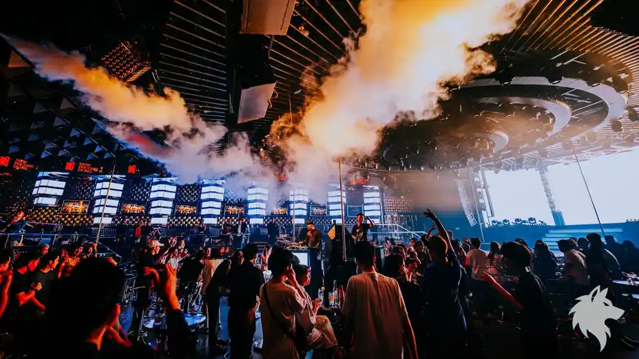 연기 뿜는 디제이 부스