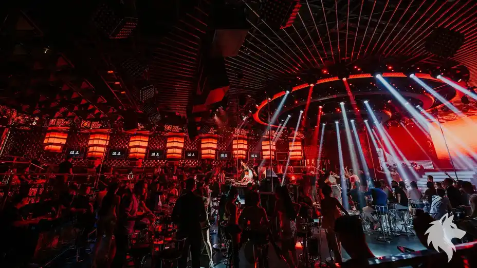 붉은 조명 가득한 클럽 내부