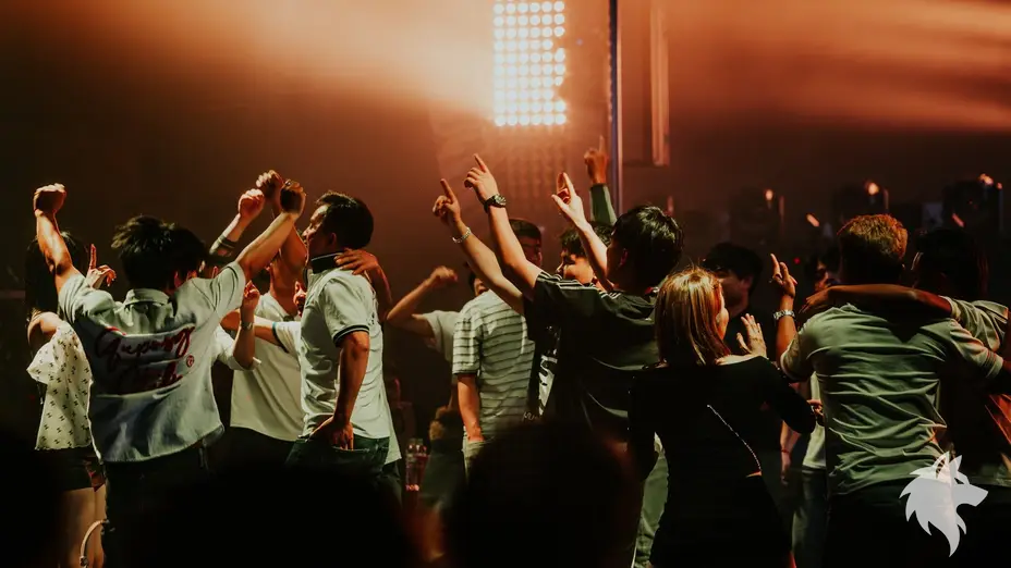 음악에 맞춰 춤추는 사람들