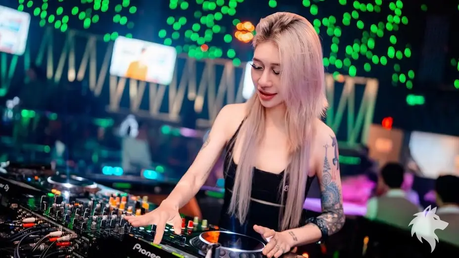 장비를 조작하는 여성 디제이