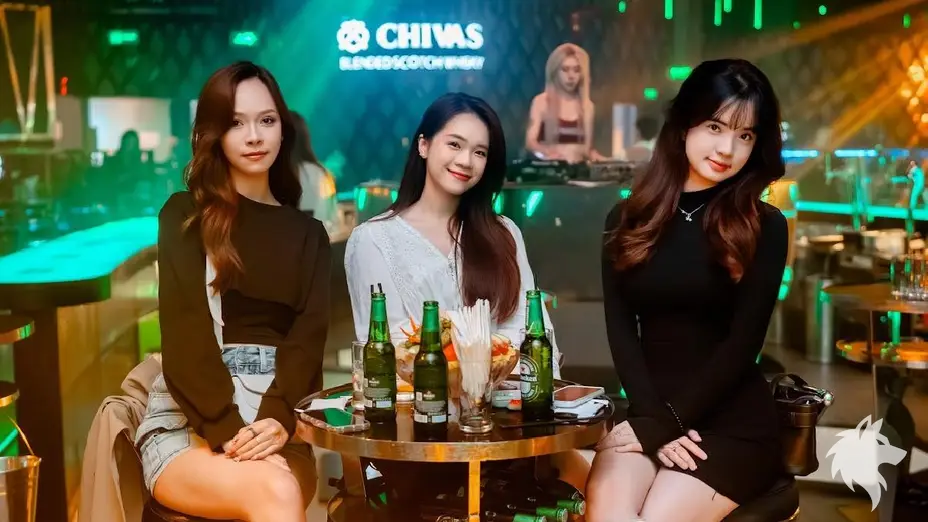 테이블에 앉은 손님들