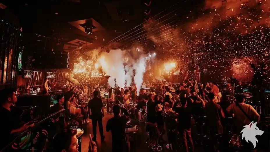 꽃가루가 내리는 클럽 전경