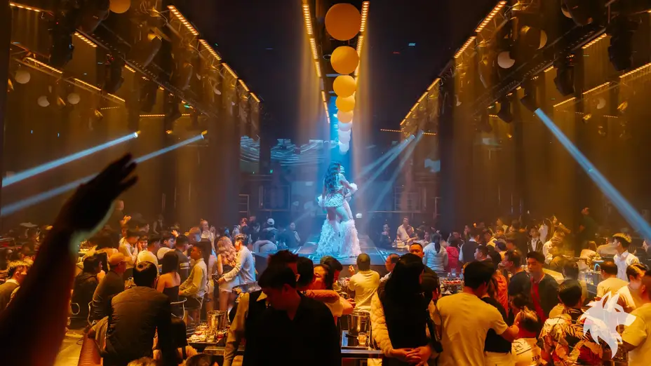 깃털 의상의 댄서들