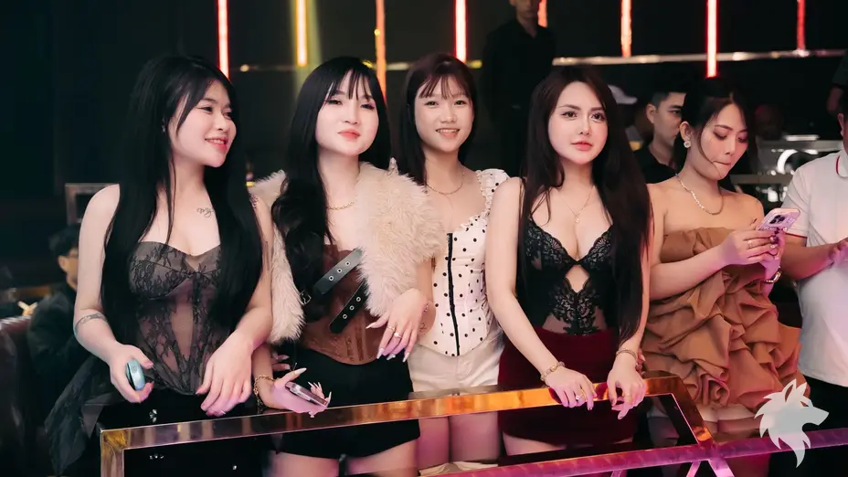 클럽을 방문한 여성 고객들