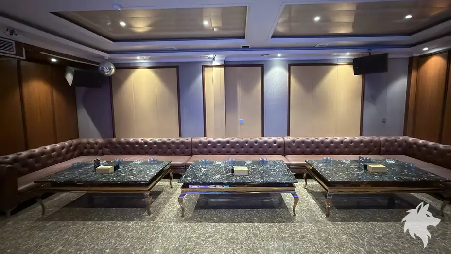 대형 소파와 대리석 테이블