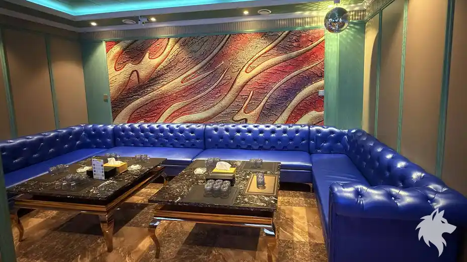 파란색 소파가 있는 방