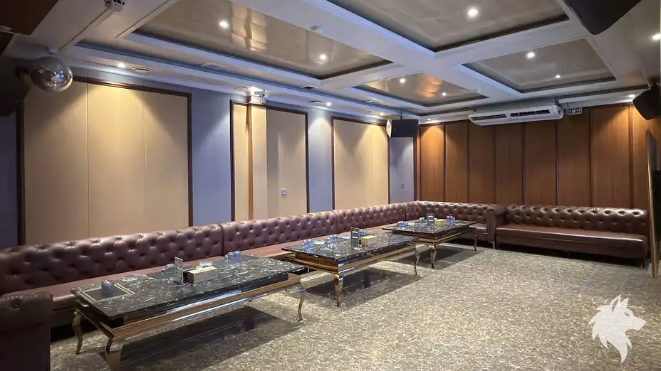 넓은 가라오케 내부 전경