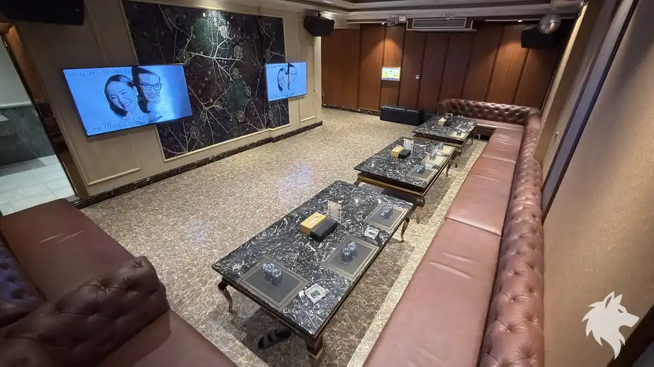 모니터가 설치된 대형 룸