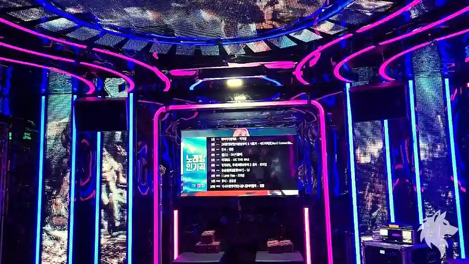 네온 조명이 빛나는 무대 공간