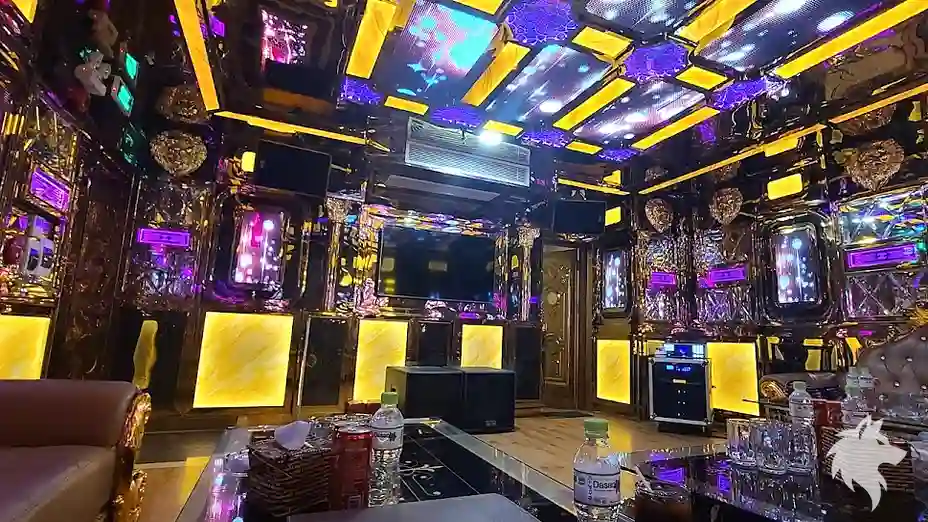 넓은 소파가 있는 연회용 룸