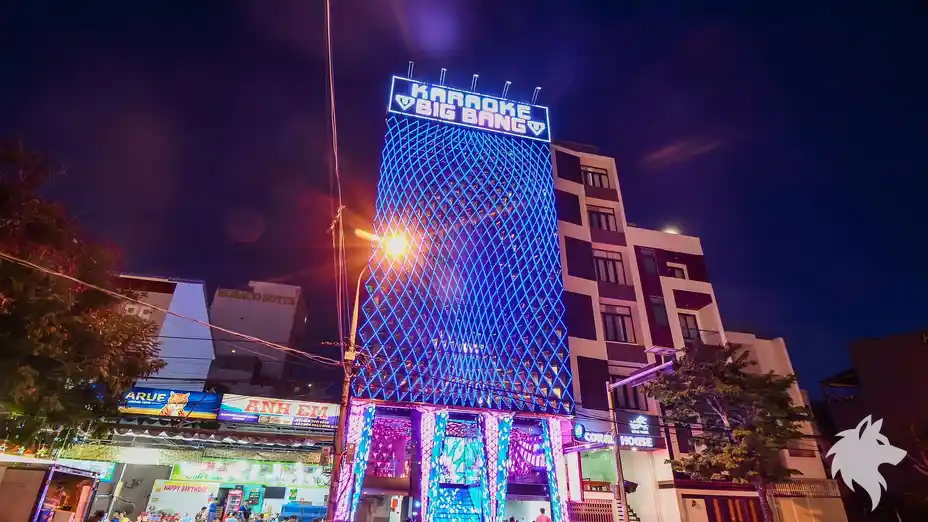 가라오케 건물 야간 모습