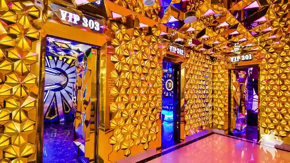 입체 벽면이 특징적인 복도