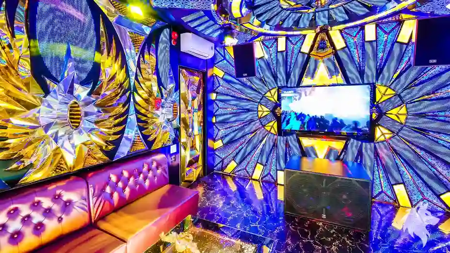 날개 문양이 장식된 노래방 내부