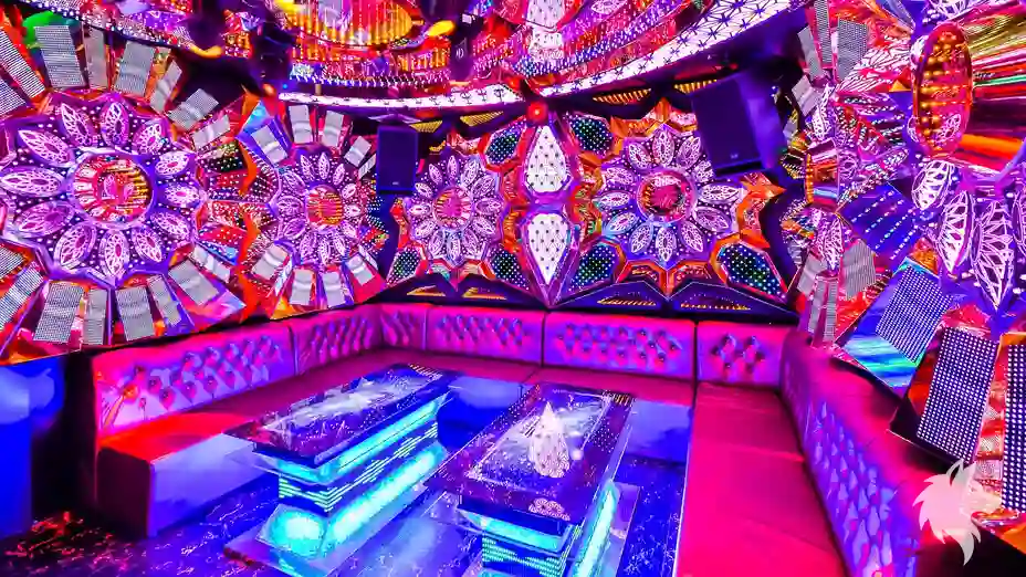 꽃무늬 조명이 빛나는 방